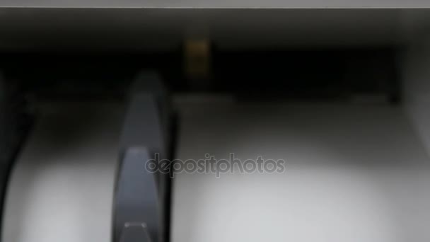 Compteur d'argent comptant. Le guichet compte 500 billets en euros. .