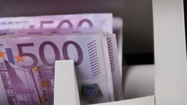 Nakit para sayma makinesi. Banknotlar 500 euro sayıyor..