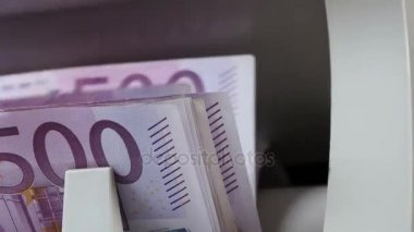 Nakit para sayma makinesi. Banknotlar 500 euro sayıyor..