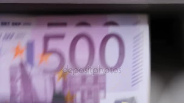 Geldautomaat. Bankbiljetteller telt vijfhonderd eurobiljetten. — Stockvideo
