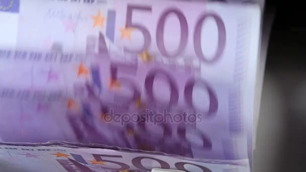 Geldautomaat. Bankbiljetteller telt vijfhonderd eurobiljetten. — Stockvideo