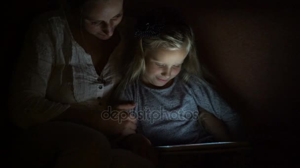 ママと夕暮れ時に娘に見える陽気な映画 — ストック動画