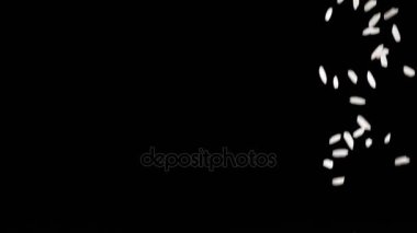 pirinç bir katı siyah yüzeye düşüyor