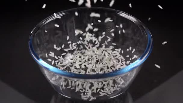 Nalil rýže do skleněné mísy fotografování s vysokorychlostní kamerou — Stock video
