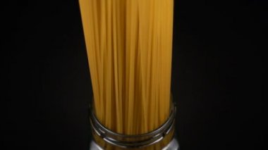 Spagetti avuç bir cam kavanoza düşüyor