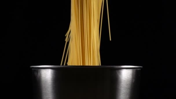 Bouquet de spaghettis tombe dans un pot — Video