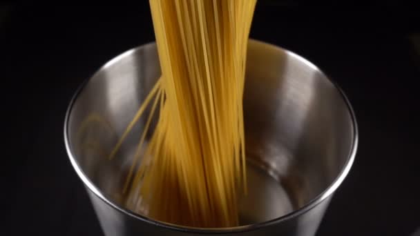 Bouquet de spaghettis tombe dans un pot — Video