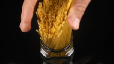 Spagetti avuç bir cam kavanoza düşüyor
