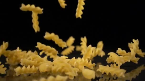 Pasta valt op een harde zwarte oppervlak — Stockvideo