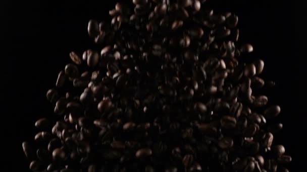 Кавові зерна у вільному падінні — стокове відео