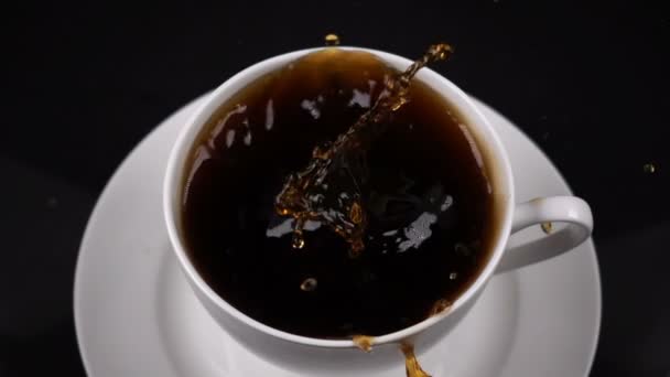 Terrones de azúcar cayeron en el café creando salpicadura — Vídeo de stock