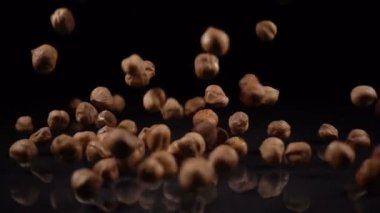 siyah sert bir yüzeye düşen fındık