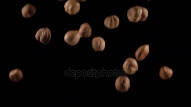 boşlukta bir siyah arka plan üzerine fındık