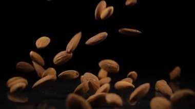 badem sert bir siyah yüzey düşmek