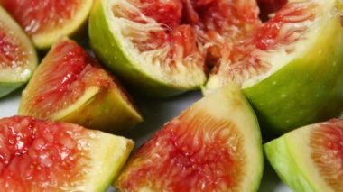 Arka plan dönen taze dilimlenmiş incir