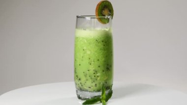 Bir dilim kivi kivi smoothies