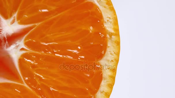 Вращающаяся половина спелого мандарина — стоковое видео