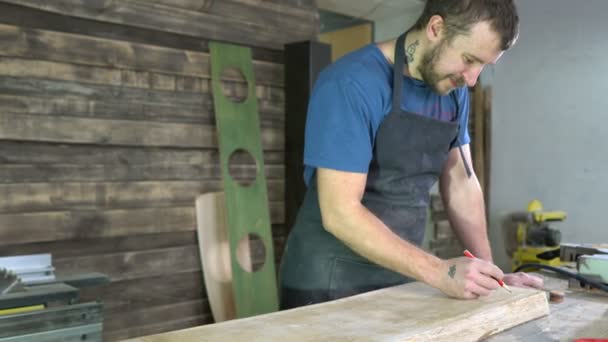 Nowoczesne carpenter w pracy — Wideo stockowe