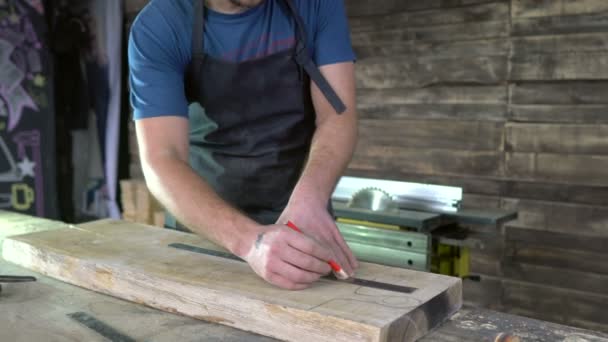 Carpinteiro moderno no trabalho — Vídeo de Stock