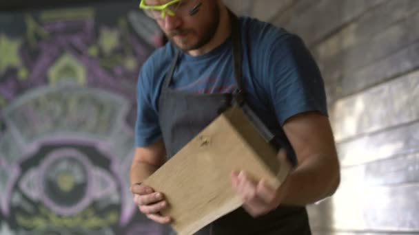 Современный плотник за работой — стоковое видео