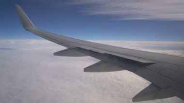 Bulutların üstünde bir uçağın kanat