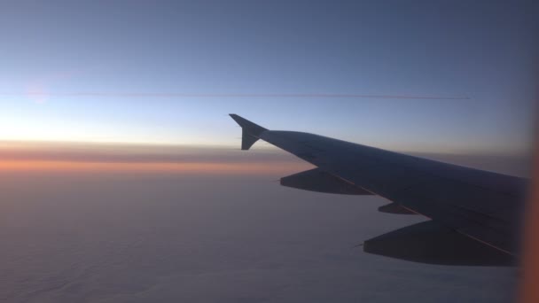 Vleugel van een vliegtuig in de zonsopgang — Stockvideo