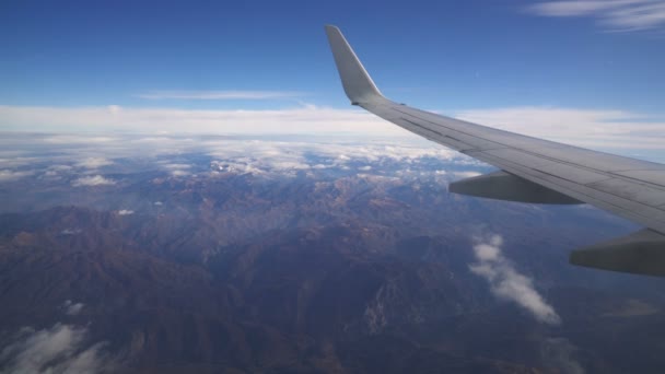 Vista dal velivolo alle montagne — Video Stock