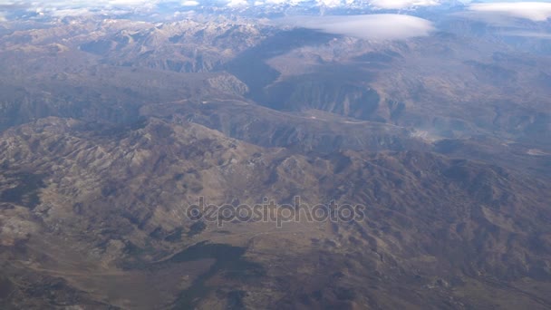 Pohled z letadla na kaňon řeky Morača — Stock video