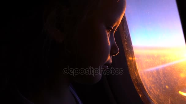 Bonita niña mira en la ventana del avión — Vídeos de Stock