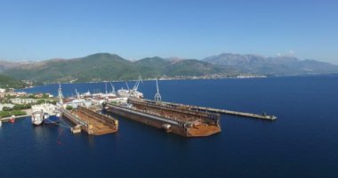 Gemi tamir için büyük kayan kuru dock cihazının havadan görünümü