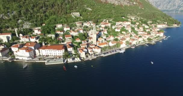 Vista aérea de la Iglesia de San Nicolás en Perast, Montenegro — Vídeo de stock