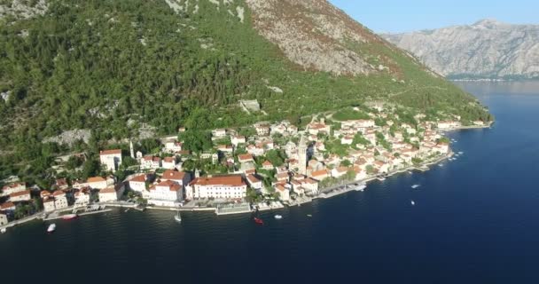 Flygfoto över St. Nicholas kyrkan i Perast, Montenegro — Stockvideo