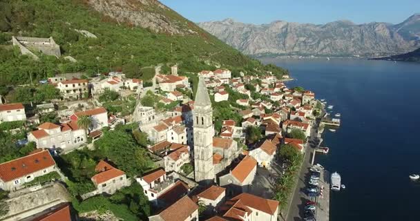 Vista aérea de la Iglesia de San Nicolás en Perast, Montenegro — Vídeo de stock