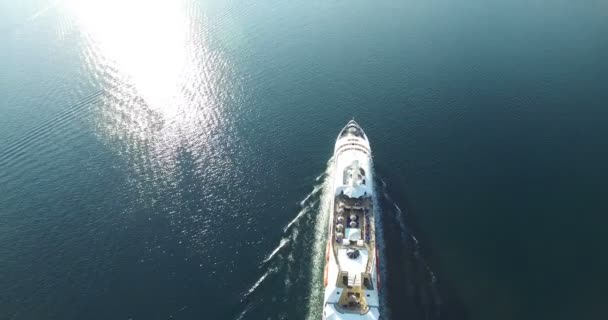 Luchtfoto van middelgrote luxe cruise schip zeilen van poort op sunrise — Stockvideo