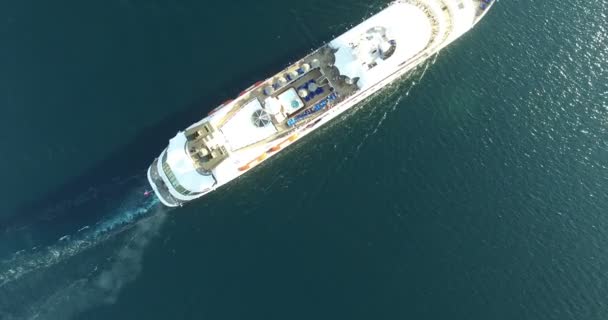 Вид с воздуха на роскошный средний круизный корабль из порта на рассвете — стоковое видео