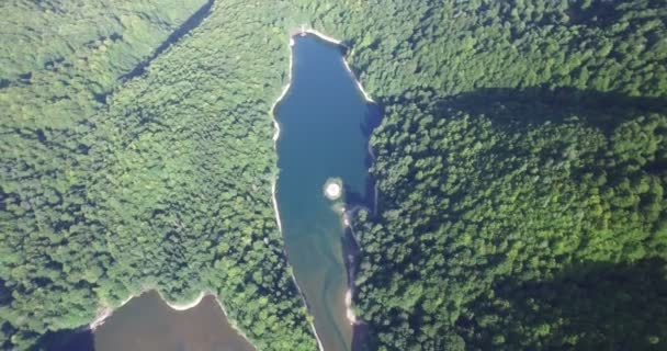 Вид с воздуха на озеро Биоградско, национальный парк "Биоградская гора" в Черногории — стоковое видео