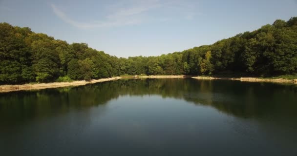 Вид з Біоградське озеро, Біоградська гора Національний парк в Чорногорії — стокове відео