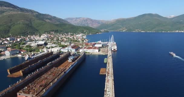 Vista aerea di grande bacino di carenaggio galleggiante per le riparazioni navali — Video Stock