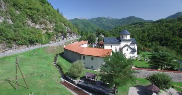 Luftaufnahme des Klosters Moraca — Stockvideo