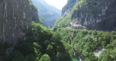 Moraca Nehri Kanyonu 'nun havadan görünüşü.