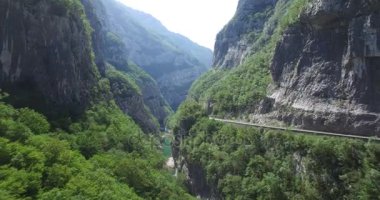 Moraca Nehri Kanyonu 'nun havadan görünüşü.