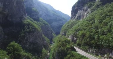 Moraca Nehri Kanyonu 'nun havadan görünüşü.