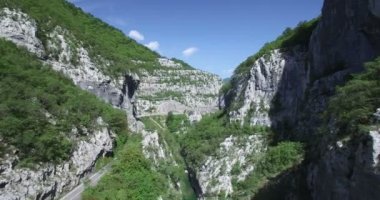 Moraca Nehri Kanyonu 'nun havadan görünüşü.