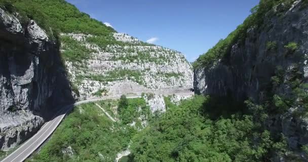 Letecký pohled na kaňon řeky Moracy. — Stock video