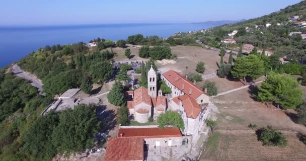 Αεροφωτογραφία της Μονής Rezevici ένα σερβικό Ορθόδοξο μοναστήρι στο χωριό βαμβάκι Rezevici — Αρχείο Βίντεο
