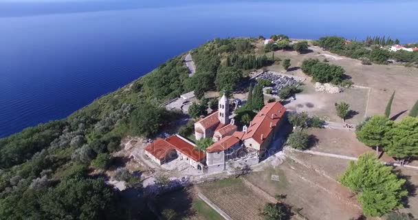 A légi felvétel a kolostor Rezevici egy szerb ortodox kolostorban található Katun Rezevici falu — Stock videók