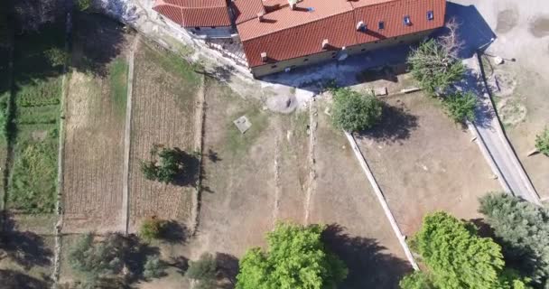 Vista aérea do Mosteiro de Rezevici um mosteiro ortodoxo sérvio localizado na aldeia de Katun Rezevici — Vídeo de Stock