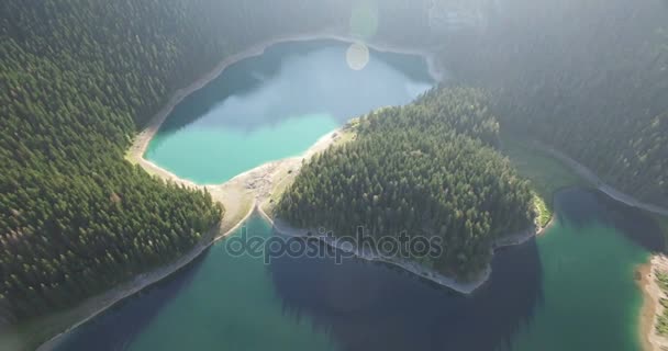 Вид с воздуха на Черное озеро в национальном парке Дурмитор в Черногории — стоковое видео