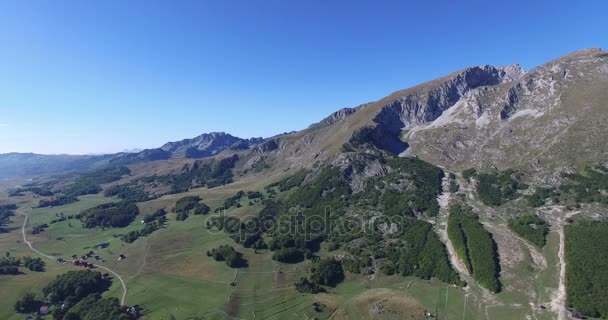 A légi felvétel a hegyek Montenegró — Stock videók