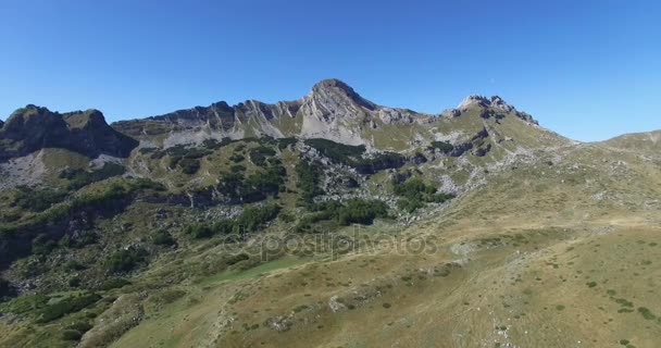 Вид с воздуха на горы Черногории — стоковое видео